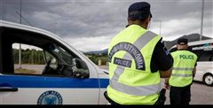 Περαία: Μάλωναν με αστυνομικούς που τους έλεγαν να φύγουν από την παραλία - Έξαλλος ο δήμαρχος