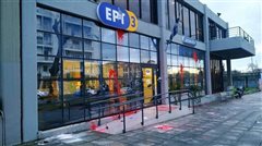 Θεσσαλονίκη: Άγνωστοι πέταξαν μπογιές και μπουκάλια στην ΕΡΤ3