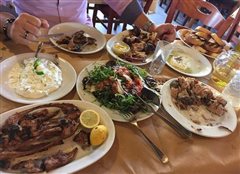 Τεστ φραγκοφονιά: Αν λες αυτές τις 3 ατάκες στην ταβέρνα, τότε ναι είσαι σπάγγος