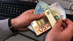 Χρέη στην εφορία: Ξεκινά από αύριο η ρύθμιση οφειλών σε 24-48 δόσεις