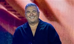 Ο Αντώνης Ρέμος θα ανάψει το χριστουγεννιάτικο δέντρο