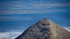 Δεν υπάρχει άλλο τέτοιο στον κόσμο: Το ελληνικό ξωκλήσι στα 2.803 μ. που προσέχεις κάθε σου βήμα στο κενό (pics)