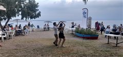 Χορός κάτω από την Πανσέληνο στην πλαζ της Αρετσούς